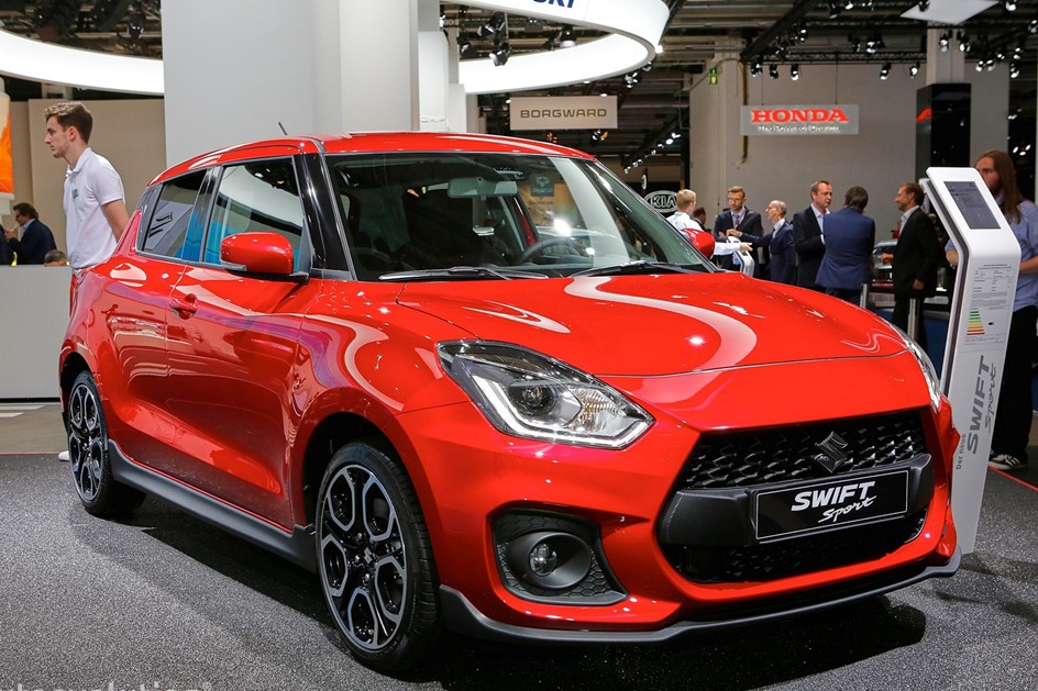  Suzuki Swift Sport 2018 là thế hế hệ thứ 3 của mẫu hatchback cỡ nhỏ. So với phiên bản cũ Swift Sport có thiết kế đầu xe hầm hố và thể thao hơn. Lưới tản nhiệt cũng mang phong cách mới với dạng lục giác đồng thời được hạ thấp và nhô ra phía trước.